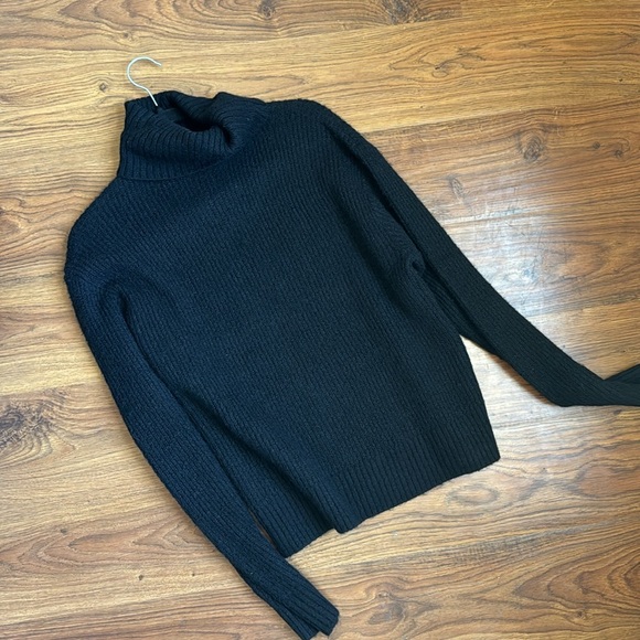 Super soft black H&M Turtle Neck - Picture 3 of 3